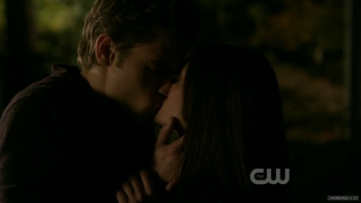 Elena a Stefan(prvý bozk)-1x02