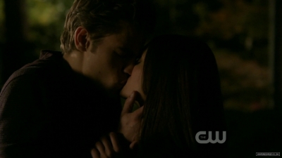 Elena a Stefan(prvý bozk)-1x02